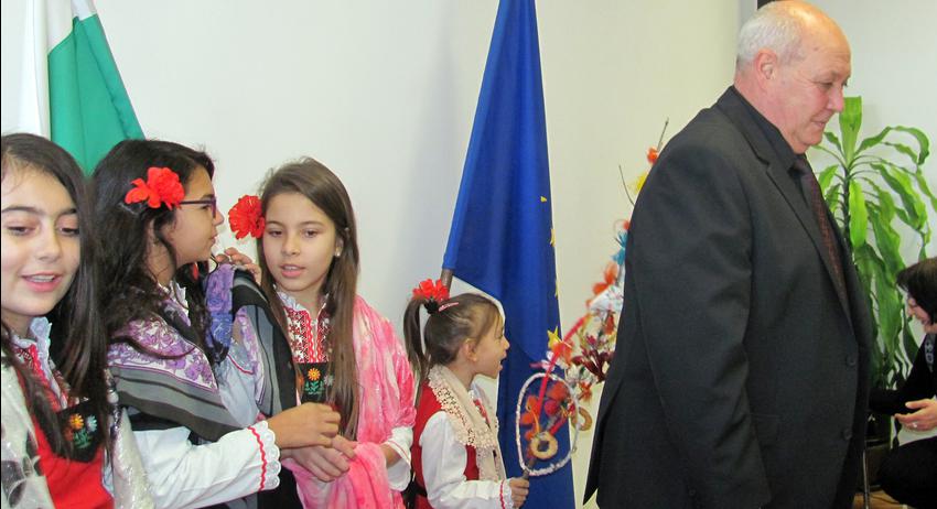 Сурвакарчета посетиха Областна администрация по случай ромската Нова година