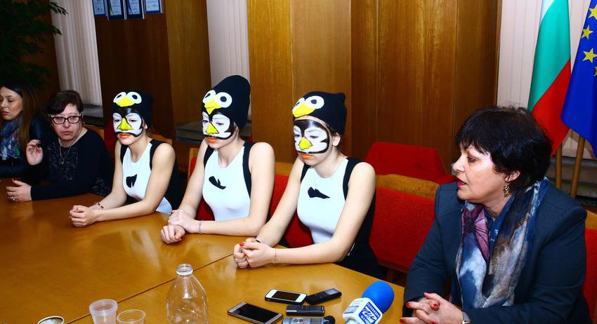 Ламята и пингвините от Шумен направиха фурор в Македония