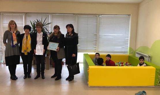 Четящи деца дариха басейн на връстници с увреждания
