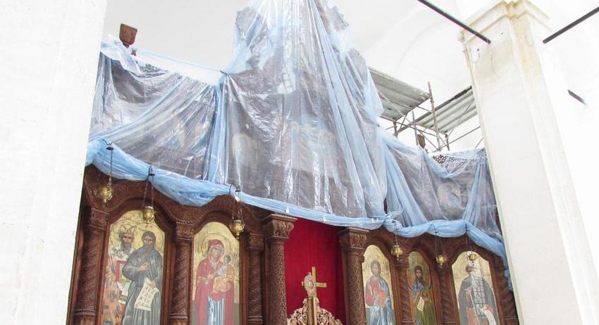 Дарители ремонтират храм във Велики Преслав