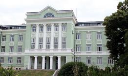 Съдии и прокурори играят шах с ученици