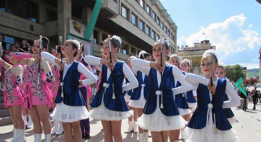Шумен и Нови пазар фаворити на мажоретния фестивал