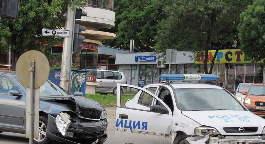 Блъснаха патрулка, двама полицаи ранени