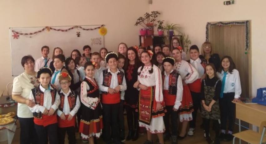 Ученици от СУ "Панайот Волов" представиха фолклорните празници
