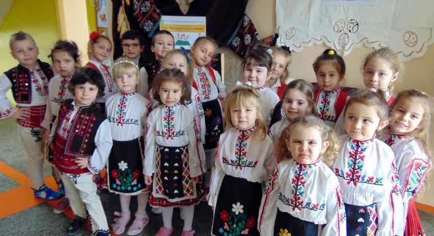 Деца опознаваха етносите с танци и обреди
