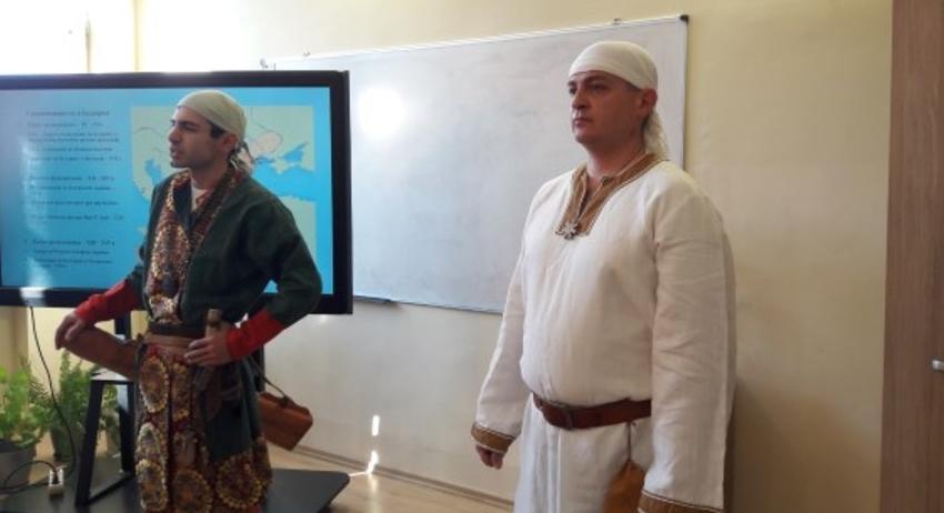 Учители в средновековни одежди преподаваха в СУ "П.Волов"