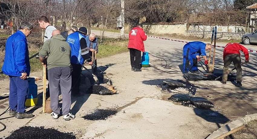 В шуменско село сами си закърпиха улица