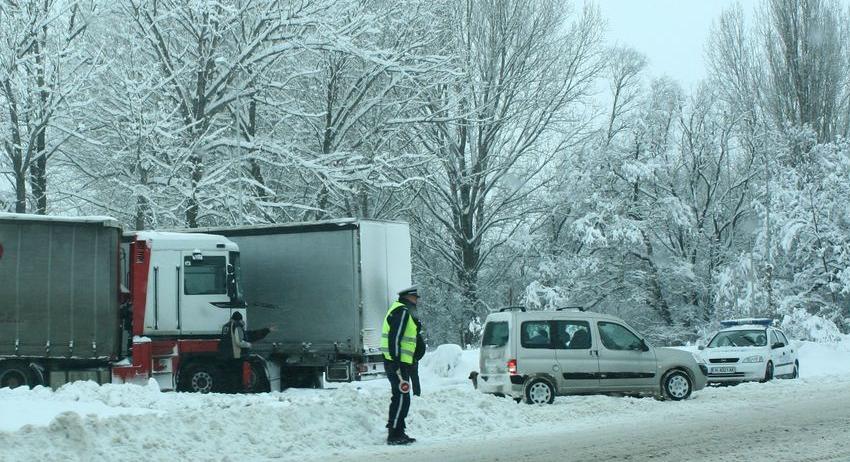 Пожарникари спасяваха неразумни шофьори