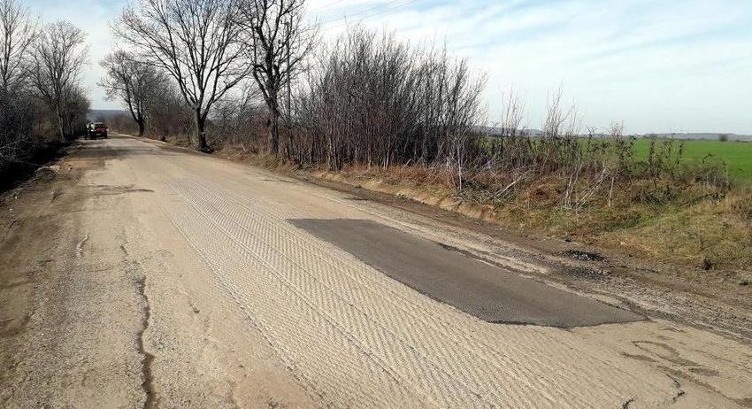 Възстановяват ремонта на пътя до с.Васил Друмев