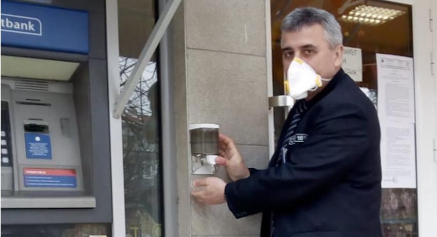 Слагат дезинфектант до банкоматите в Нови пазар