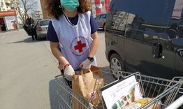 Доброволци вече пазаруват в Шумен
