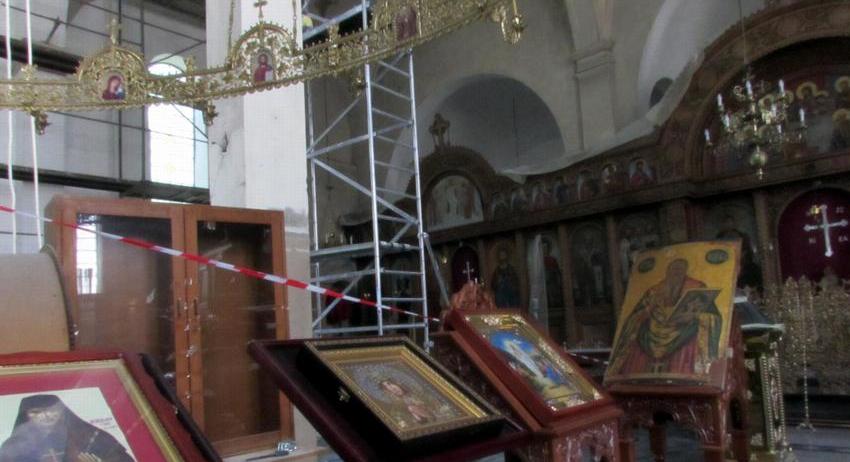 Майстори ремонтират храм "Св. Три Светители" за иконописване