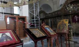 Майстори ремонтират храм "Св. Три Светители" за иконописване