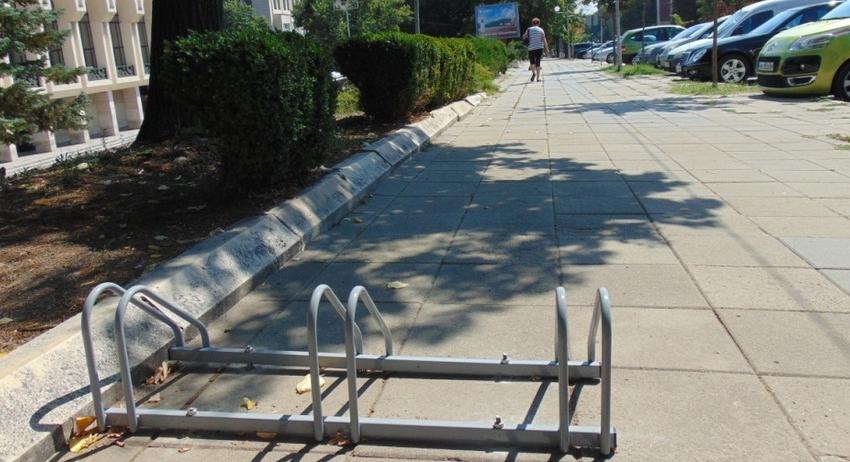 Община Шумен постави стойки за паркиране на велосипеди
