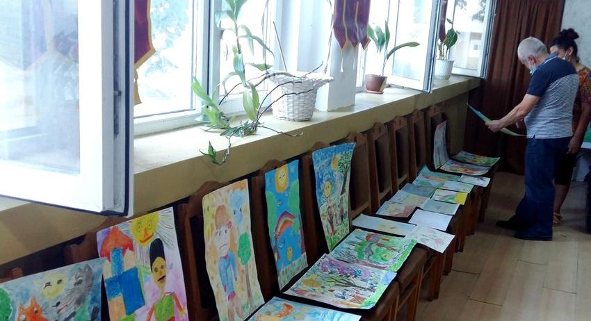 Наградиха победителите в общинския детски конкурс за рисунка "Българската народна приказка в картина" 