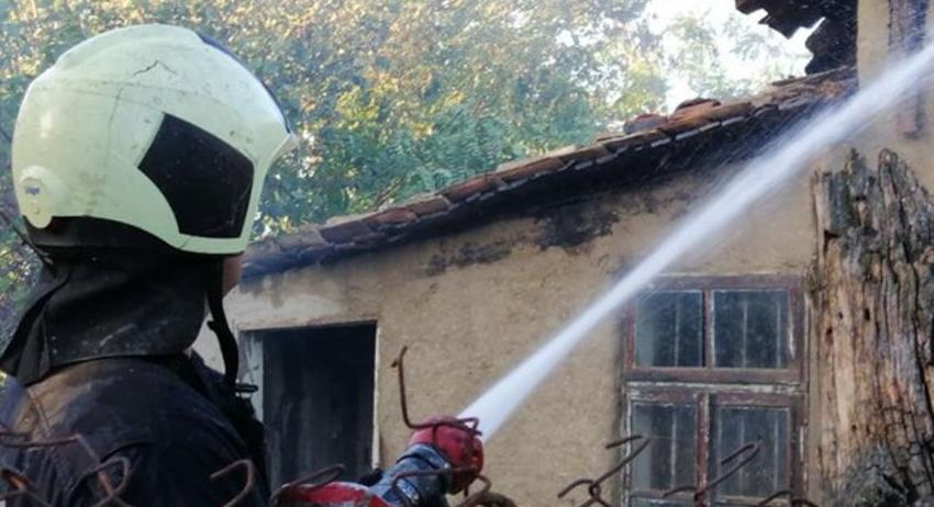 Пожарникари спасиха три къщи от опожаряване 
