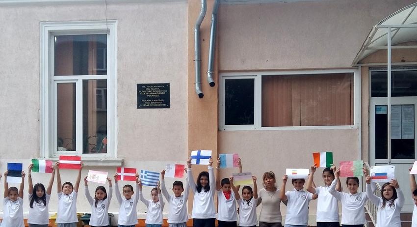 Деца изучиха европейските знамена