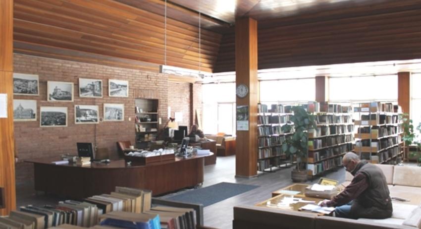 Библиотеката възобновява работата си с читатели във всички отдели