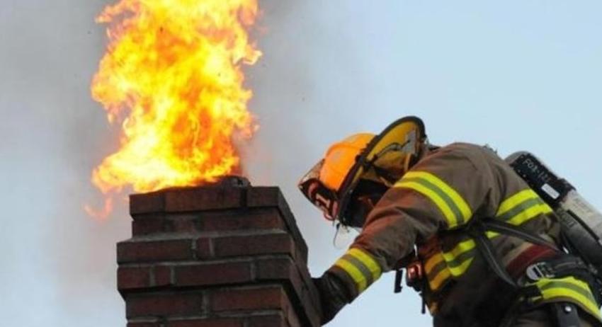 Огнеборци гасиха пожари в комини на жилищни сгради 