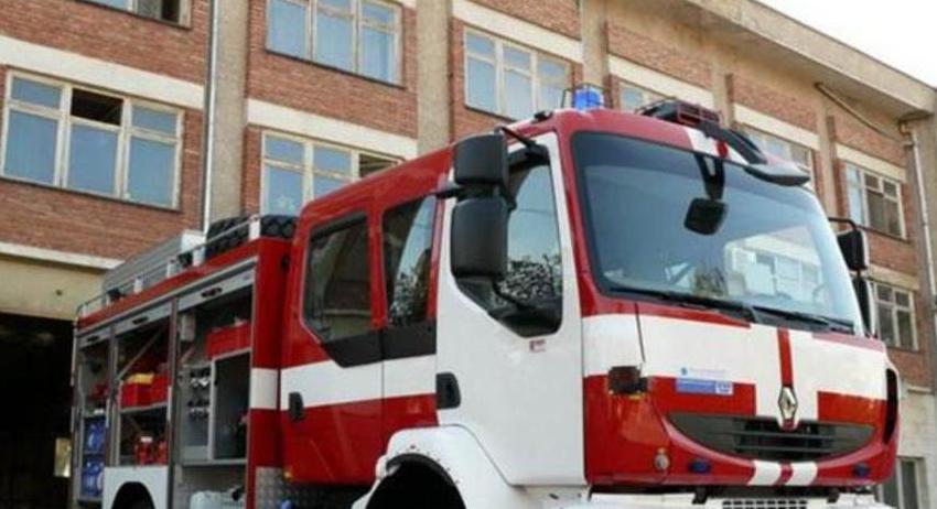Пожарникари гасиха горяща къща в Смядово 