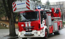 Пожарникари помогнаха на мъж, паднал от мост в Шумен 