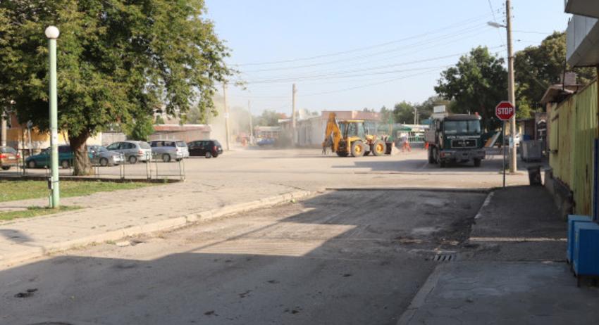 Започнаха ремонти на улици и паркинги в община Нови пазар