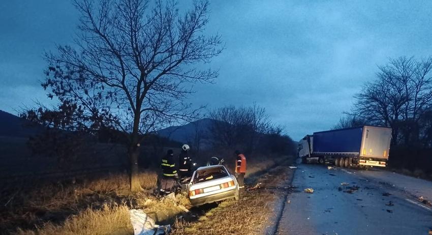 Шофьор загина при челен удар с камион по пътя Шумен-Търговище 