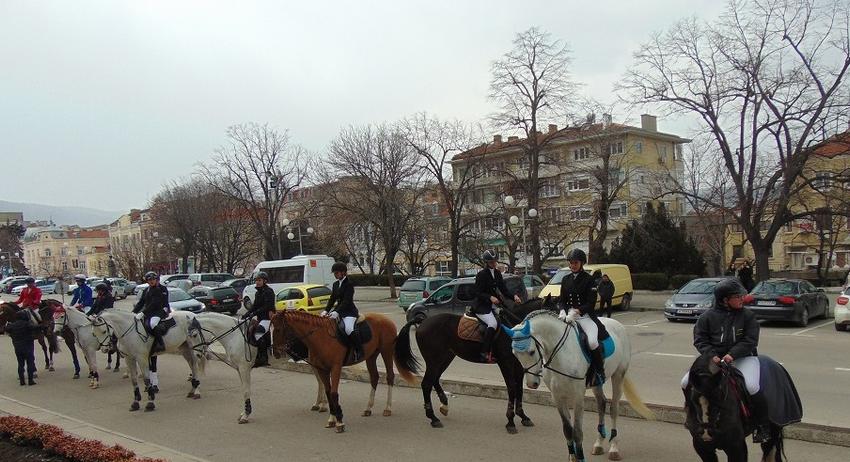 Посрещнаха конното шествие за Тодоровден