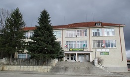 Общината ще санира училищата в „Дивдядово“ и в село Мадара