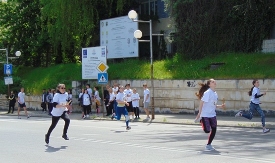 Над 200 ученици взеха участие в лекоатлетическата щафета „Европа“