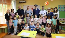 Кметът на Нови пазар и началникът на полицията отново при децата