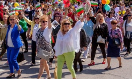 С празнично шествие започна честването на 24 май в Шумен