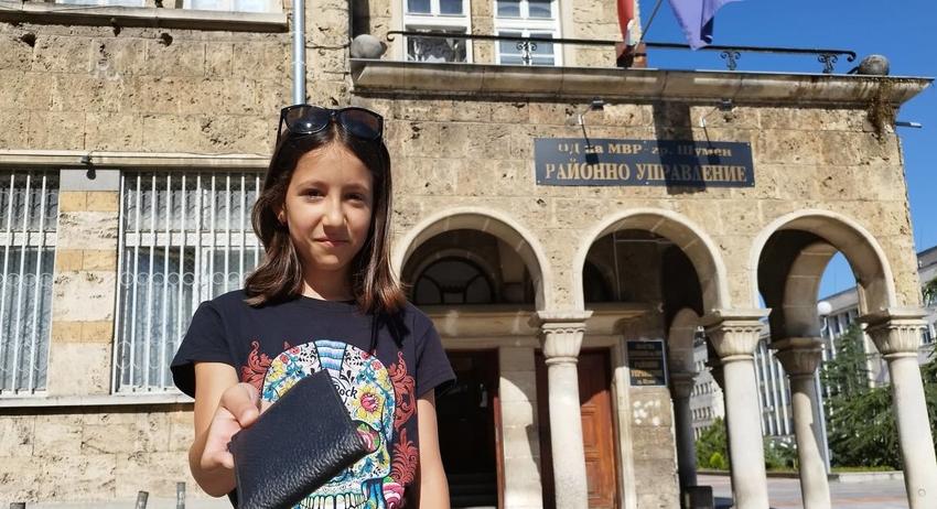 11-годишно момиче намери портмоне с документи и пари и го предаде на собственичката му