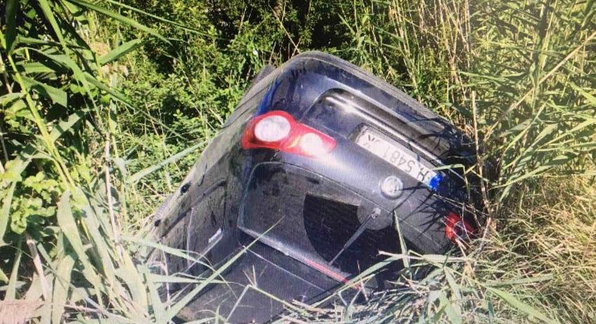 17-годишен пиян и без книжка подкара откраднат автомобил и се преобърна в канавка 