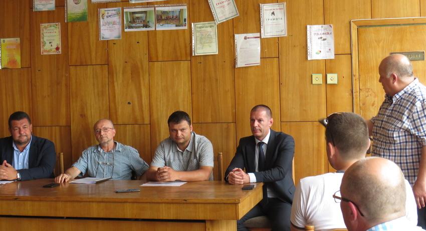 Областният управител се срещна с жители на Черенча във връзка с водоснабдяването на селото