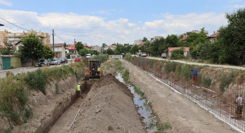 Продължават дейностите от етап 2 за почистване на речното корито на река Крива
