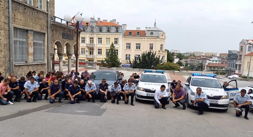 Шуменските полицаи почетоха паметта на загиналите си колеги от Бургас 