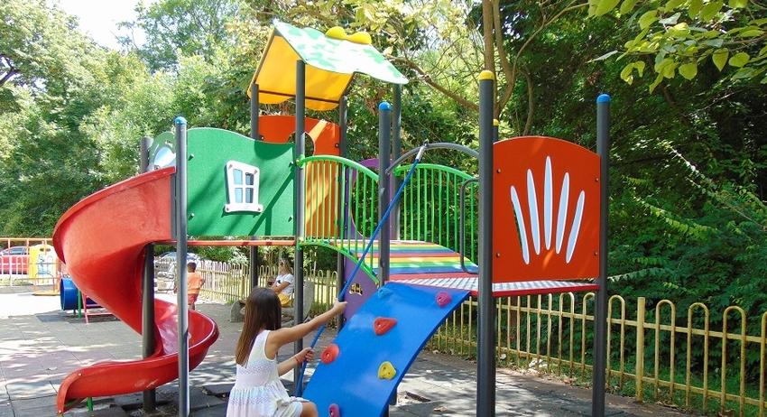 Ремонтират детски площадки в Шумен