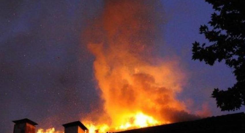 Изгоряха 100 кв.м покрив на къща на ул. "Пета" в Шумен