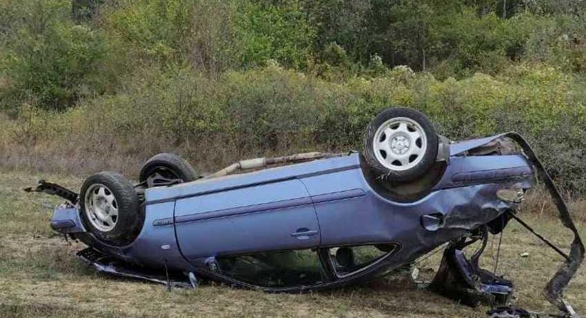 Кола се преобърна в нива, шофьорът загина