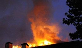 Изгоряха 100 кв.м покрив на къща на ул. "Пета" в Шумен