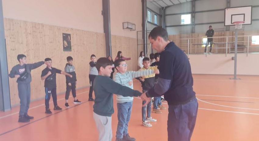 Петокласници от Върбица преминаха обучение по полицейска лична защита