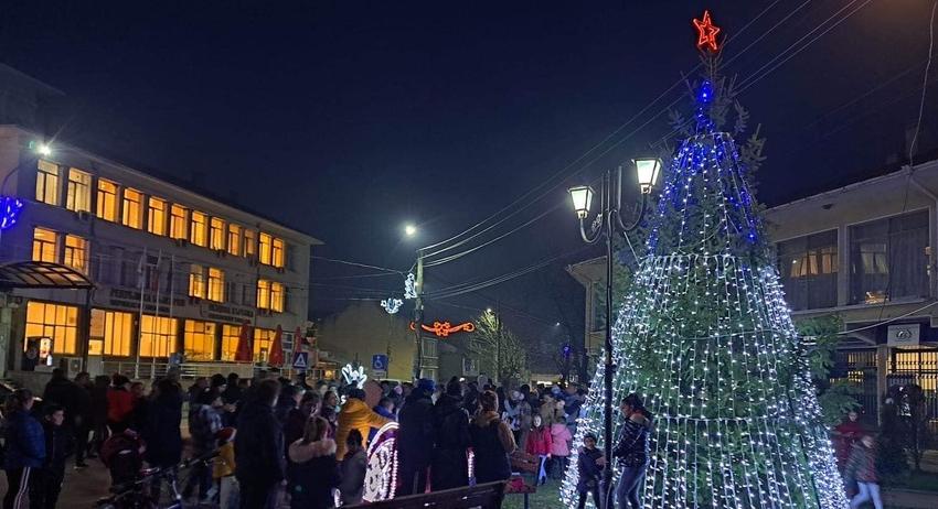 В очакване на Коледа във Върбица грейнаха светлините на елхата