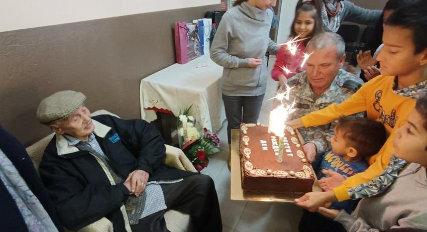 Ветеран от Втората световна война отпразнува 101-ви рожден ден 
