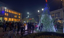 В очакване на Коледа във Върбица грейнаха светлините на елхата