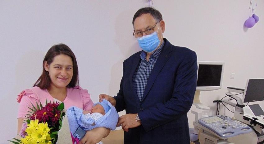 Кметът на Шумен ориса първото бебе на годината