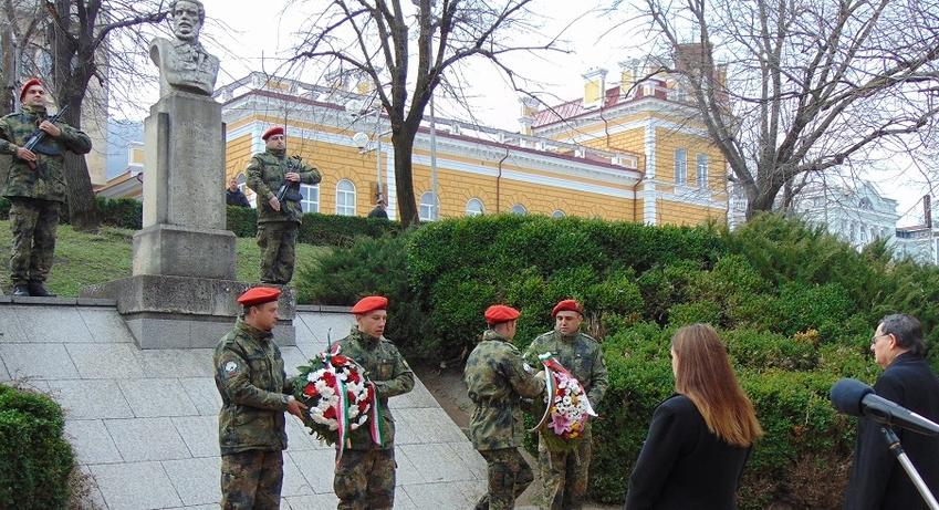Посланикът на Унгария у нас и кметът Любомир Христов поднесоха венци пред паметника на Лайош Кошут в Шумен