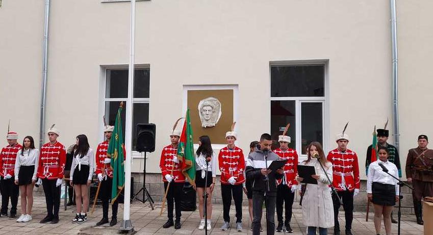 Ученици от Каспичан тържествено отбелязаха 145-години от Освобождението 