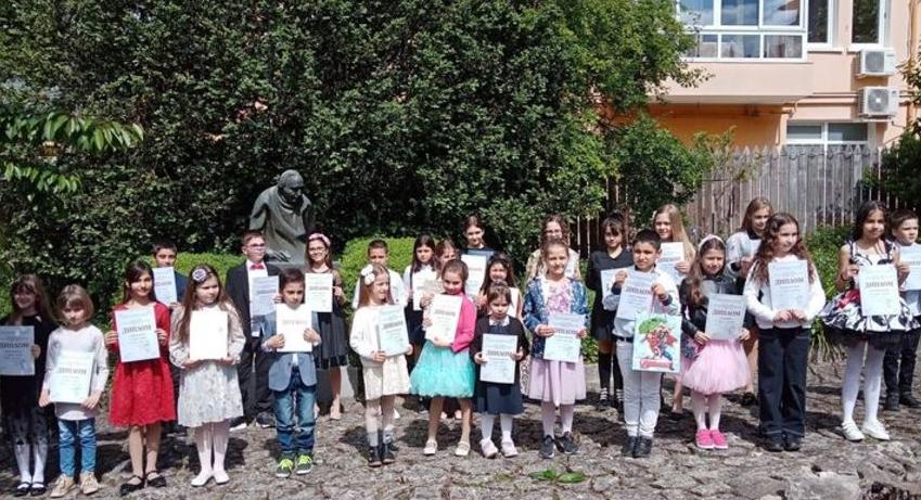 Наградиха победителите в десетото състезание за млади пианисти и цигулари 