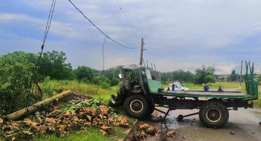 Тежкотоварен автомобил ГАЗ се удари в уличен стълб в село Марково